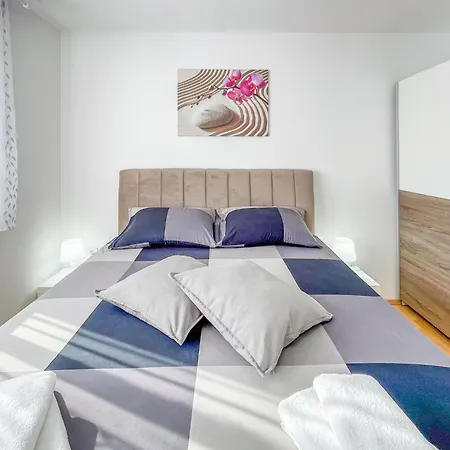 Appartement Dani By Interhome Pula